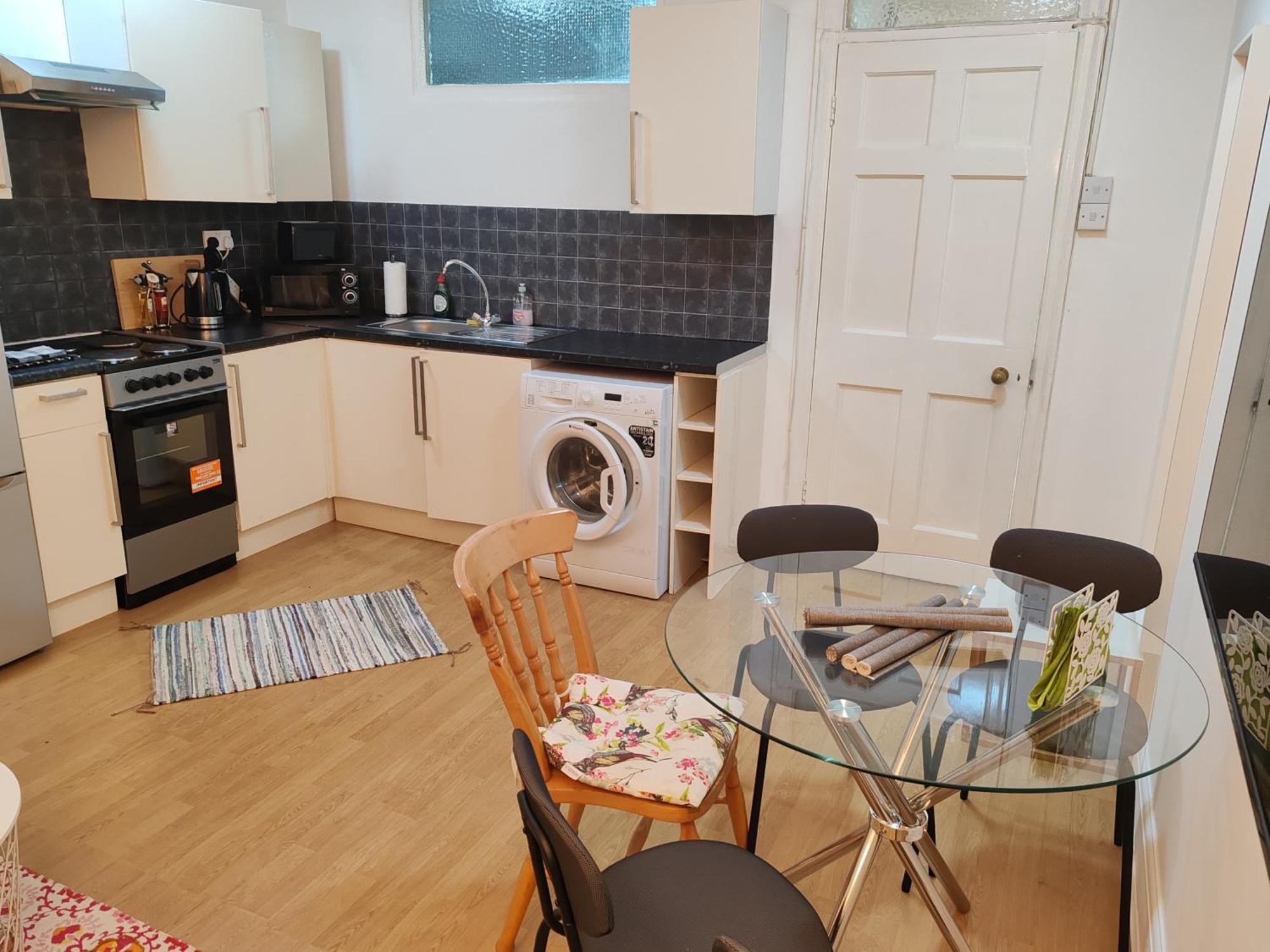 Two Bedroom In Queensway, W2, Appartamento Londra