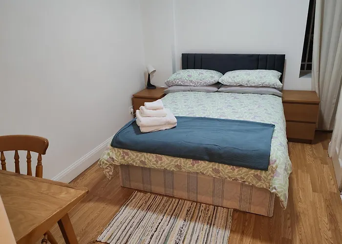 Two Bedroom Apartment In Queensway, London W2,