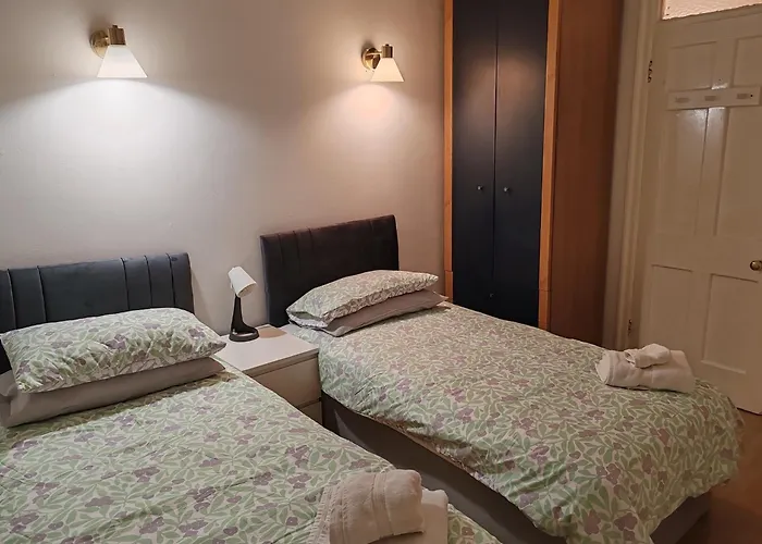 Two Bedroom Apartment In Queensway, London W2,