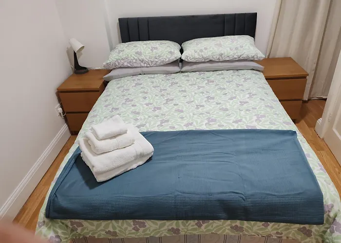 Two Bedroom Apartment In Queensway, London W2,